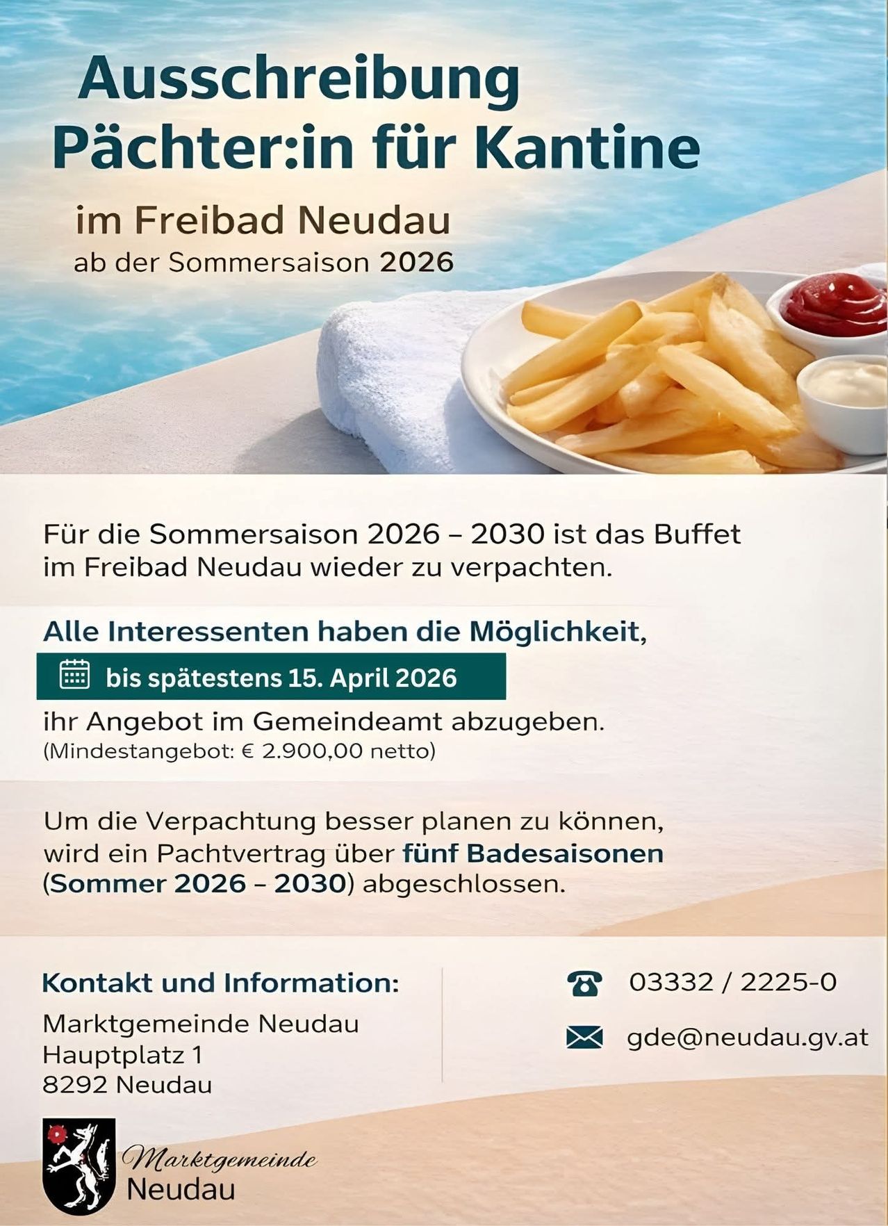 Ein Poster zeigt einen Teller mit Pommes, Ketchup und Mayonnaise in der Nähe eines Pools. Die Bildunterschrift lautet: 'Für die Sommersaison 2026-2030 ist das Buffet im Freibad Neudau wieder zu verpachten. Interessierte können ihre Angebote bis spätestens 15. April 2026 einreichen. Der Mindestangebotspreis beträgt 2.900,00 Euro netto.'
