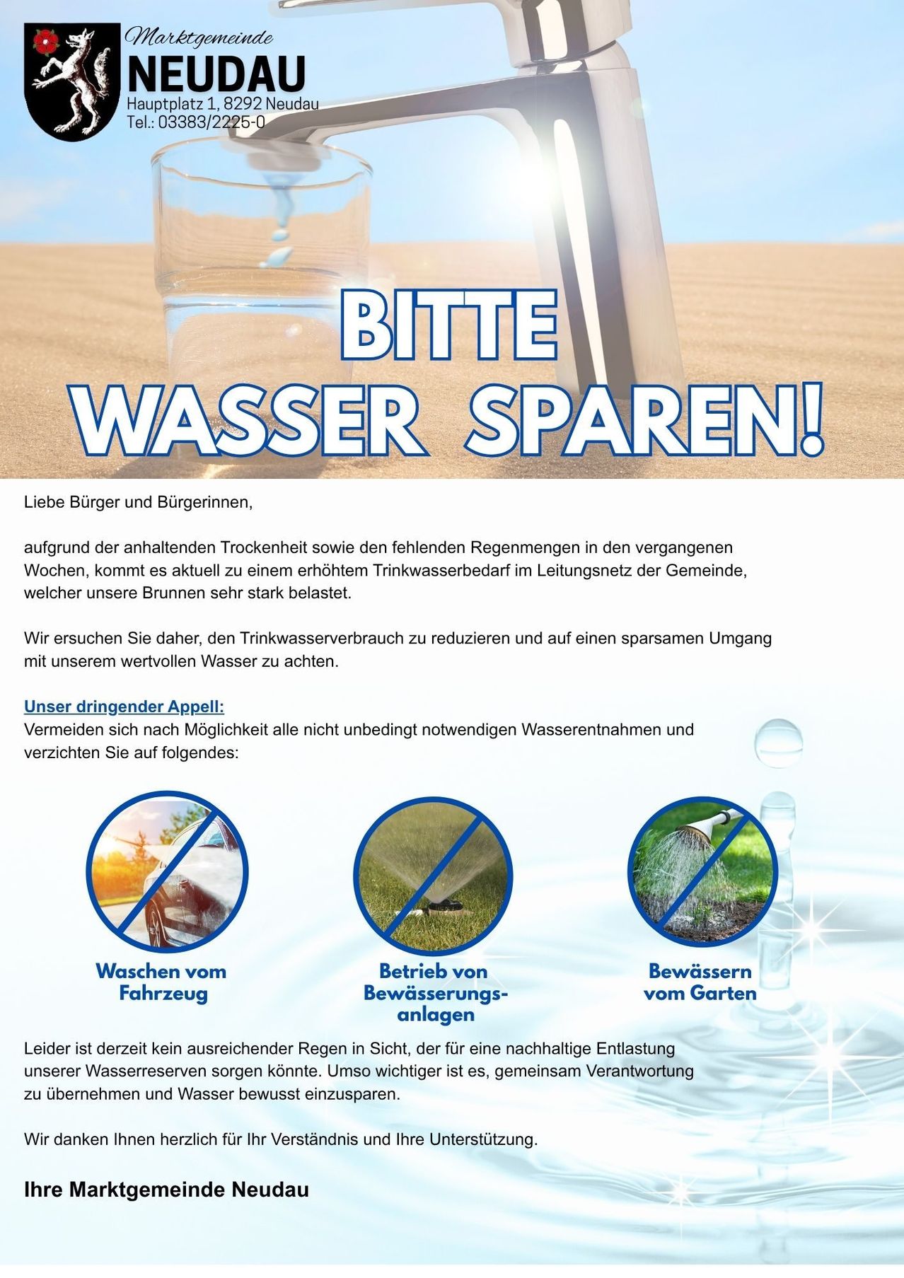 Plakat mit einer Bitte um Wassereinsparung. Es zeigt ein Glas Wasser und einen Wüstenhintergrund. Das Plakat enthält eine Botschaft auf Deutsch und Englisch und fordert die Bürger auf, den Wasserverbrauch zu reduzieren. Es listet Aktivitäten auf, die vermieden werden sollten, wie das Bewässern von Gärten und das Waschen von Autos. Das Plakat erwähnt auch den Mangel an kürzlichem Regen und die Belastung des Wasserversorgungsnetzes der Gemeinde.