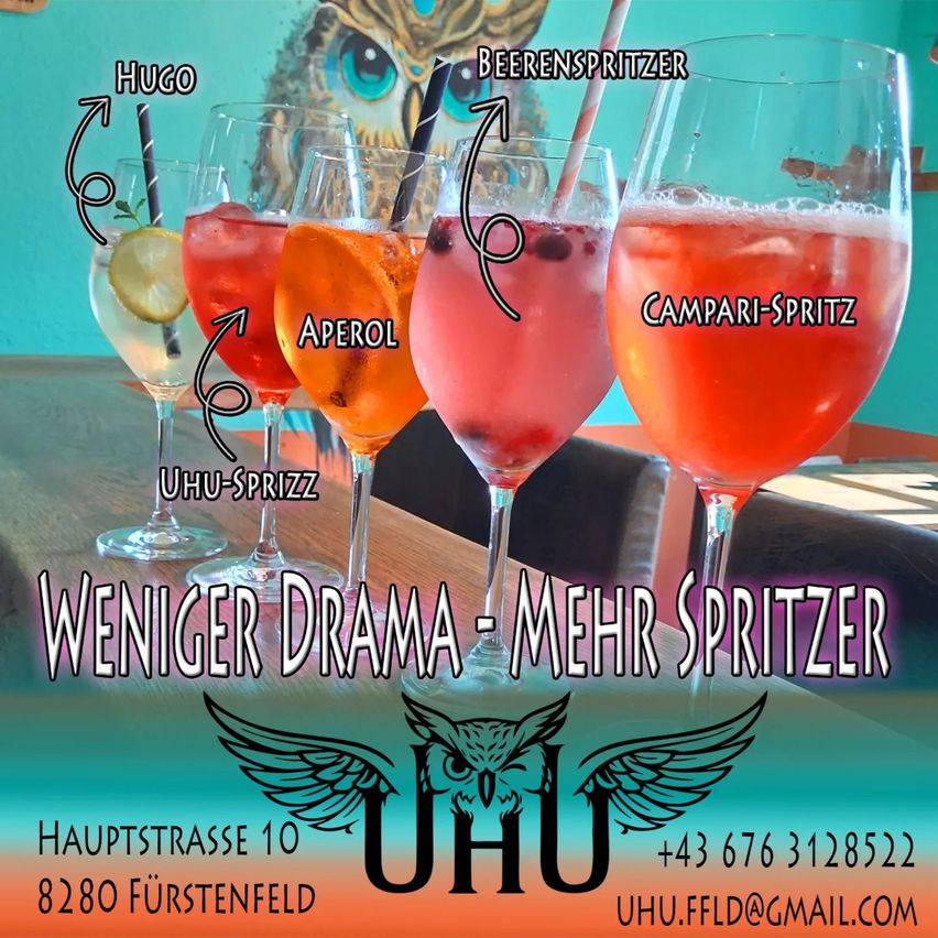 Fünf Gläser bunter Getränke mit den Bezeichnungen Hugo, Aperol, UHU-Spritz, Beerenspritzer und Campari-Spritz auf einem Holztisch mit türkisfarbenem Hintergrund und einem Eulenlogo.
