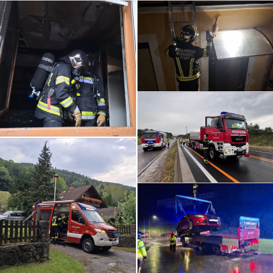Ein Feuerwehrmann in voller Ausrüstung klettert eine Leiter hinauf, während ein anderer Feuerwehrmann ein beschädigtes Gebäude betritt. Ein Feuerwehrwagen steht am Straßenrand, und ein Auto wird auf einem Flachbett-LKW transportiert.