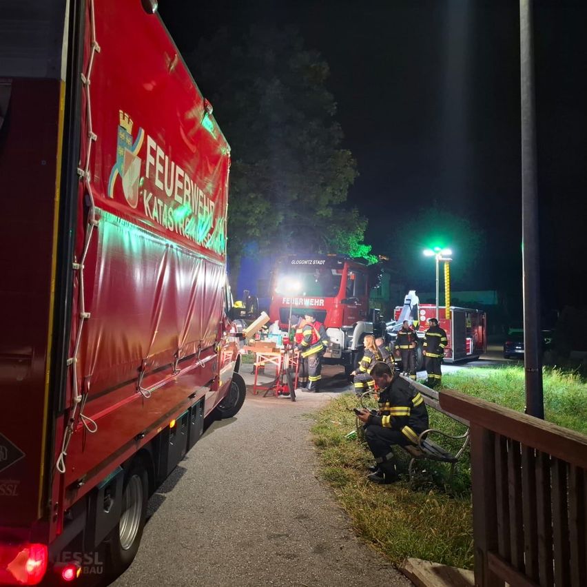 Feuerwehr Glöggnitz im Katastropheneinsatz mit Einsatzkräften und Fahrzeugen bei Nacht