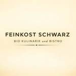 Ein beigefarbener Hintergrund zeigt den fetten Text Feinkost Schwarz in Schwarz. Darunter steht der Text Bio KulinariK und Bistro, in einer kleineren Größe und leichterer Schrift.