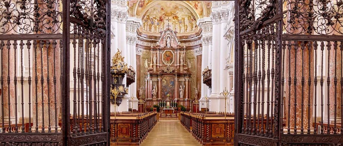 Bild enthält, Indoors, Altar, Architecture, Building, Church, Prayer, Chapel, Gate, Person