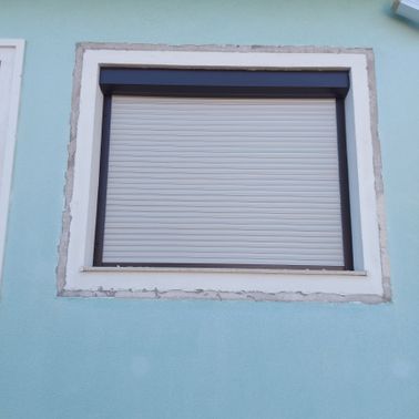 Bild enthält, Curtain, Shutter, Window, Home Decor, Window Shade