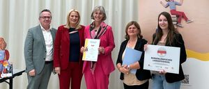 Bild enthält, Groupshot, Person, Adult, Female, Woman, Male, Man, Suit, Coat, Face