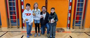 Bild enthält, Pants, Floor, Flooring, People, Person, Wood, Jeans, Portrait, Girl, Teen