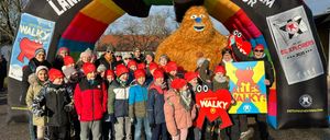 Bild enthält, Pants, Jacket, Glove, Person, Adult, Female, Woman, Jeans, Shoe, Portrait