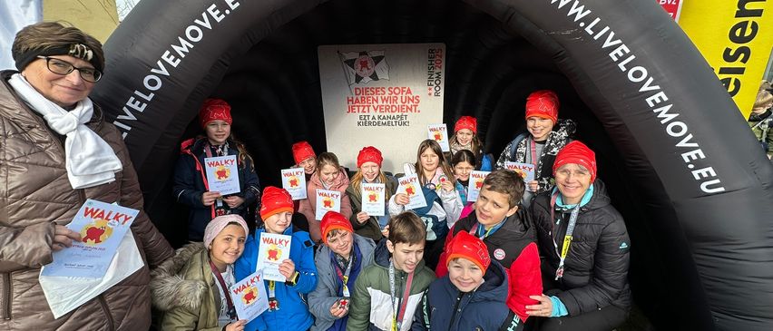 Bild enthält, Shelter, Adult, Female, Person, Woman, People, Jacket, Advertisement, Shoe, Face