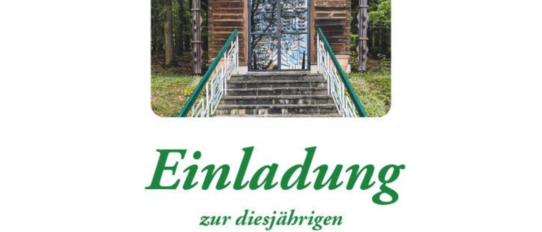 Eine Holzkapelle mit Treppen und einer grünen Brüstung ist von Bäumen umgeben. Der Text lautet 'Einladung zur diesjährigen Maiandacht' mit Datum und Uhrzeit.