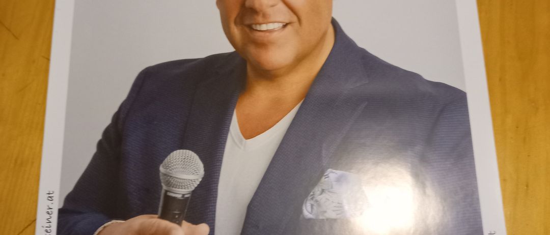 Bild enthält, Microphone, Advertisement, Poster, Adult, Male, Man, Person, People, Face, Crowd