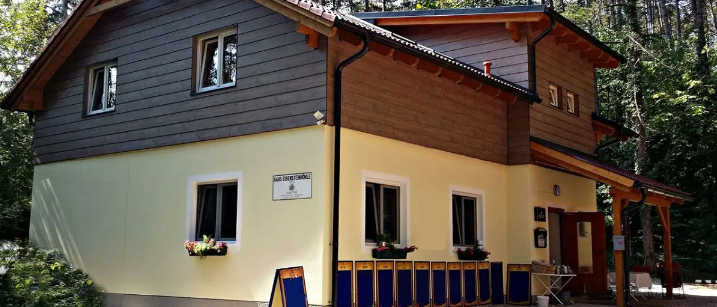 Bild enthält, Cottage, House, Housing, Indoors, Interior Design, Hotel, Villa, Resort, Outdoors, Shelter