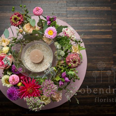 Bild enthält, Flower, Flower Arrangement, Flower Bouquet, Floral Design, Graphics, Pattern, Petal, Dahlia, Food Presentation, Plate