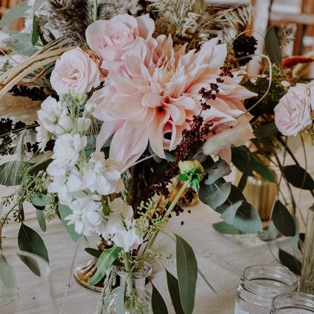 Bild enthält, Flower, Flower Arrangement, Plant, Flower Bouquet, Art, Floral Design, Graphics, Pattern, Rose