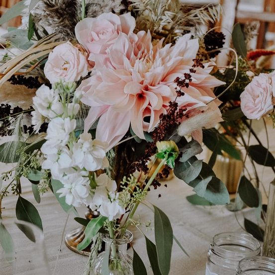 Bild enthält, Flower, Flower Arrangement, Plant, Flower Bouquet, Art, Floral Design, Graphics, Pattern, Rose