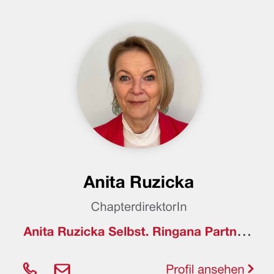 Anita Ruickca, Chapterdirektorin, ist eine Frau mit blonden Haaren, die lächelt, ein rotes Jackett und ein weißes Innenhemd trägt, mit einem roten Kreis im Hintergrund. Unter ihrem Namen steht 'Anita Ruickca Selbst. Ringana Partn'. Darunter befinden sich ein Telefon- und E-Mail-Symbol mit den Worten 'Profil ansehen' darunter.