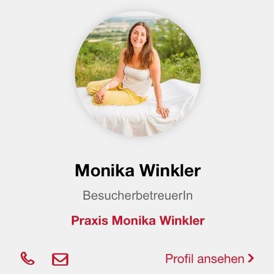 Eine Frau sitzt lächelnd auf einem Bett in einem Waldgebiet und schaut in die Kamera. Unten steht ihr Name Monika Winkler und ihr Beruf Besuchervertreterin.