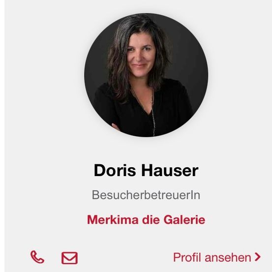 Ein Porträt von Doris Hauser, einer Besucherführerin. Das Bild hat einen weißen Hintergrund und enthält ein Telefonsymbol, ein E-Mail-Symbol und einen roten Pfeil.