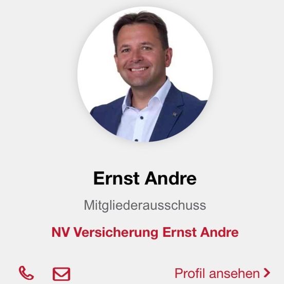 Ernst Andre, ein lächelnder Mann in Anzug und Krawatte, mit Kontaktsymbolen darunter, zur Ansicht seines Profils.