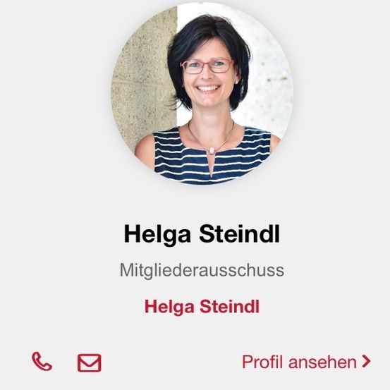 Foto von Helga Steindl, Mitglied des Ausschusses. Sie trägt ein blau-weiß gestreiftes Hemd, eine Halskette und eine Brille. Unter ihrem Namen steht der Text 'Mitgliederausschuss'. Darunter befindet sich ein weiterer Text, der 'Helga Steindl' lautet. Darunter befindet sich ein Pfeilsymbol.