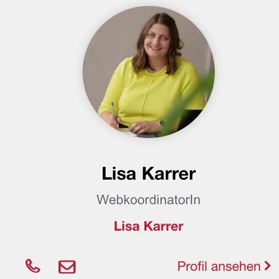 Lisa Karrer, eine Frau in einem gelben Shirt, lächelt, sitzt an einem Schreibtisch, hält einen Stift, mit Symbolen für Telefon, E-Mail und Profil anzeigen unter ihrem Namen.