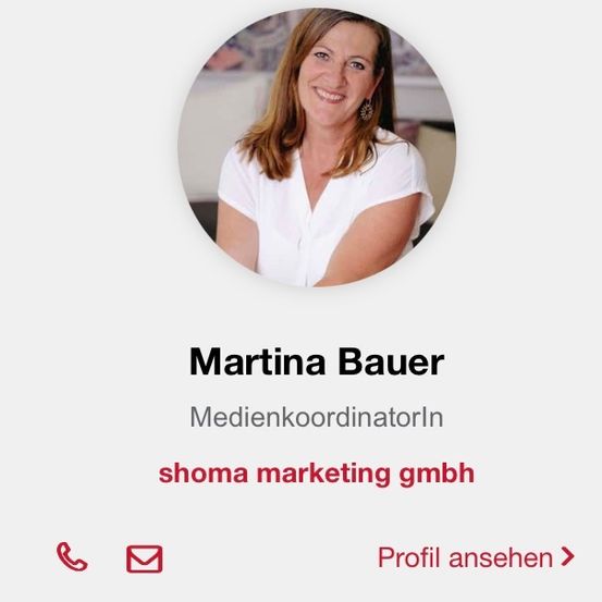 Martina Bauer, eine lächelnde Frau in einem weißen Hemd, ist die Medienkoordinatorin für shoma marketing gmbh. Unter ihrem Foto befinden sich Symbole für Telefon, E-Mail und Profilansicht.