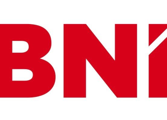 BNI Logo in roten Buchstaben auf weißem Hintergrund. Die Buchstaben sind mit einer diagonalen Linie in der Mitte stilisiert.