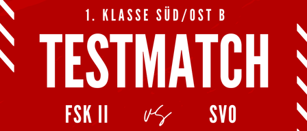 Ein roter Plakat werbt für ein Testspiel zwischen FSK II und SVO. Das Spiel ist Teil der 1. Klasse Süd/Ost B. Geplant für den 10. Juli 2025 um 19:00 Uhr, findet es auf dem Sportplatz Sochau statt. Besuchen Sie www.jm-anhaenger.at für weitere Informationen.