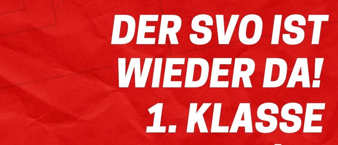 Ein roter zerknitterter Papierhintergrund mit weißem Text, der 'Wieder da!' über '1. Klasse 25/26' sagt. Das Papier sieht gealtert und ramponiert aus.