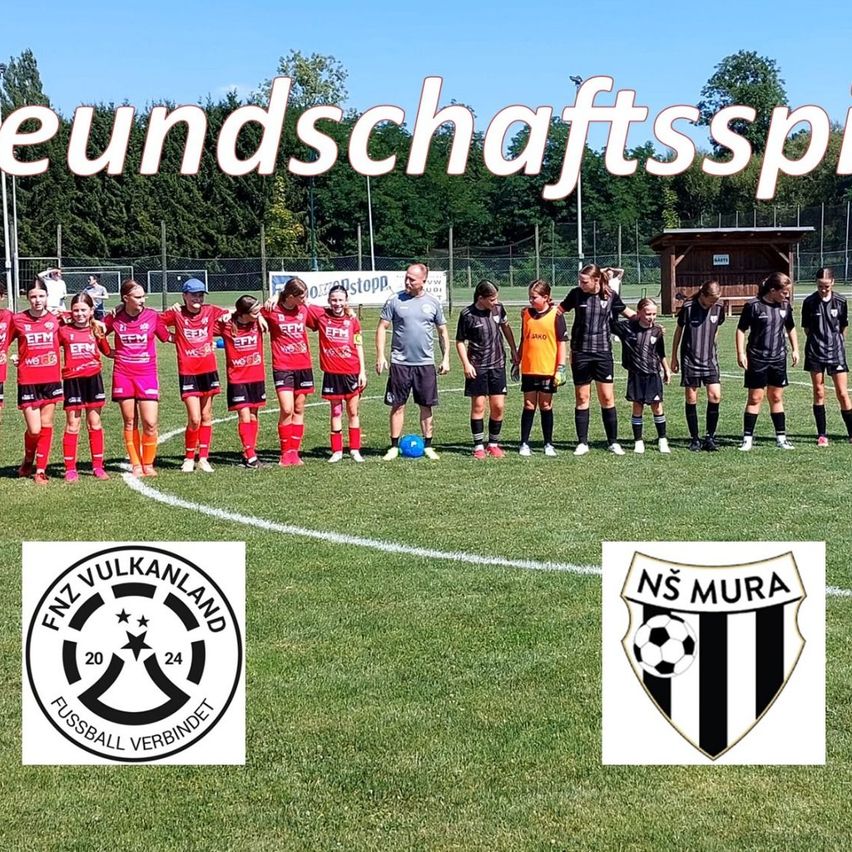 Zwei Frauenfußballteams stehen auf einem Feld, wobei ein Team rote Uniformen und das andere schwarze trägt. Ein Fußball liegt auf dem Boden, und das Wort Freundschaftsspiel ist in Weiß über ihnen geschrieben.