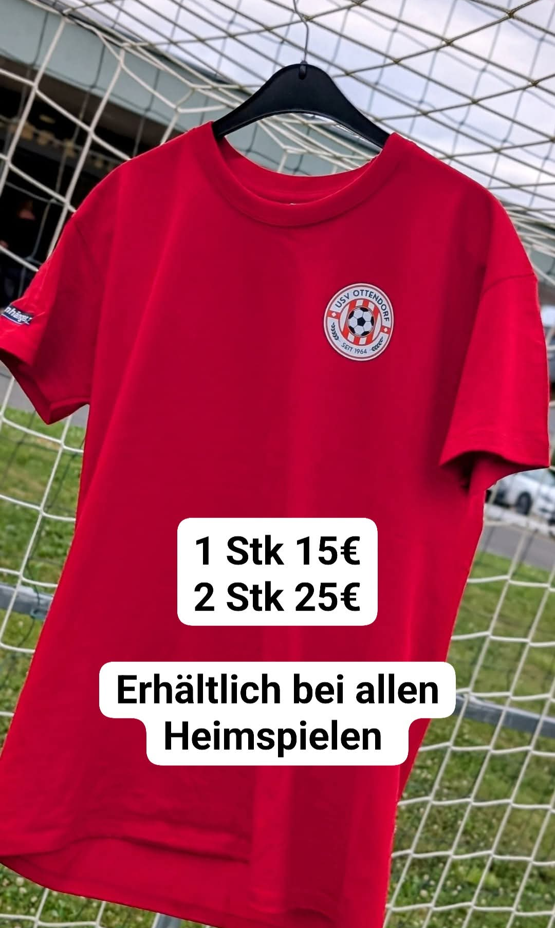Ein rotes T-Shirt mit einem Fußballlogo und Textpreisen für ein und zwei Stück.