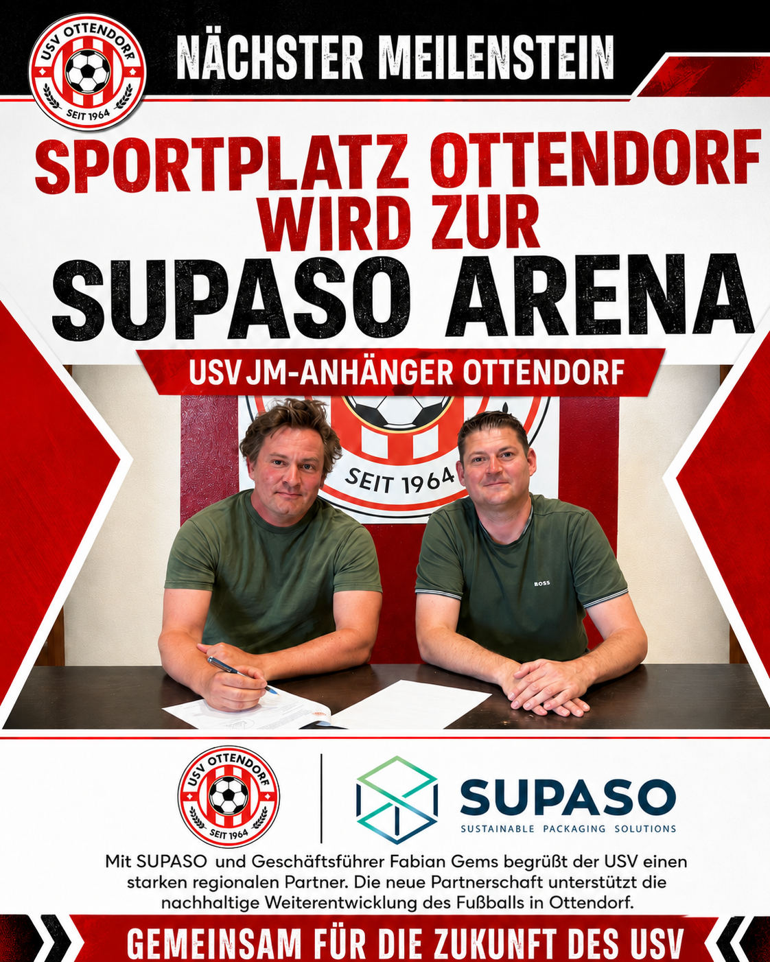 Zwei Männer in grünen Shirts sitzen an einem Tisch mit Papieren und Stiften vor einem Banner, das 'Sportplatz Ottendorf wird zu Supaso Arena' besagt. Der Mann auf der linken Seite hält einen Stift und Papier, während der Mann auf der rechten Seite seine Hände auf dem Tisch hat. Unter dem Banner sind Logos für USV Ottendorf und Supaso zu sehen.