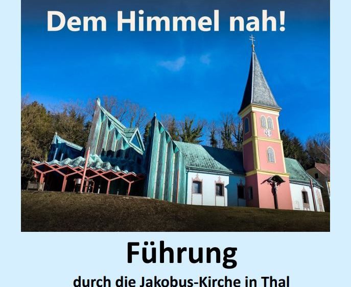 Eine Kirche mit einem Kirchturm und einem grünen Dach wird mit dem Text 'Dem Himmel nah!' auf einem blauen Hintergrund gezeigt.