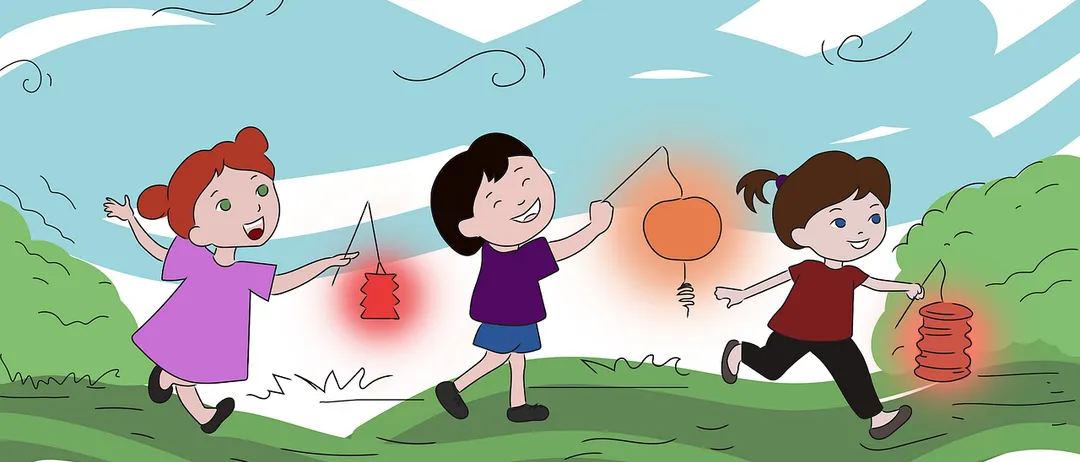 Drei Kinder spielen im Freien. Ein Kind hält eine leuchtende orangefarbene Laterne, während ein anderes eine rote Laterne hält. Das dritte Kind läuft neben ihnen. Der Himmel ist blau mit Wolken.