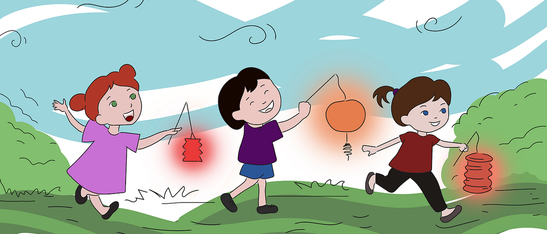 Drei Kinder spielen im Freien. Ein Kind hält eine leuchtende orangefarbene Laterne, während ein anderes eine rote Laterne hält. Das dritte Kind läuft neben ihnen. Der Himmel ist blau mit Wolken.