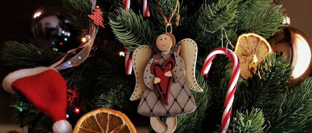 Bild enthält, Christmas, Christmas Decorations, Festival, Christmas Tree, Christmas Tree Ornaments, Plant, Tree