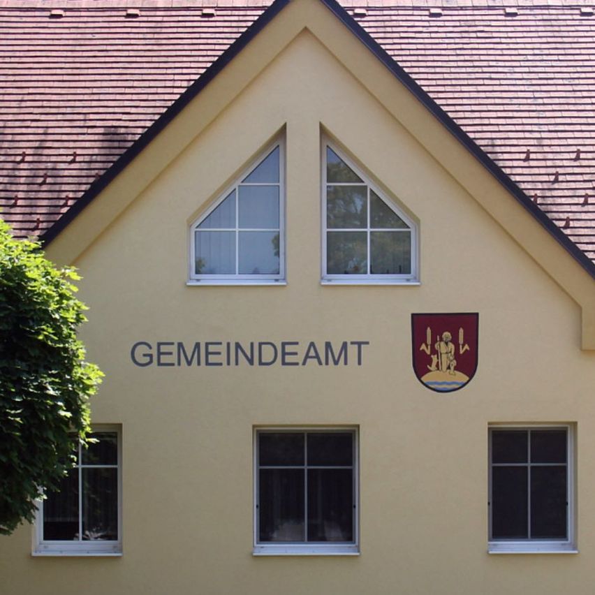 Bild enthält, Grass, Shelter, Housing, Tree, Lawn, Person, House, Roof