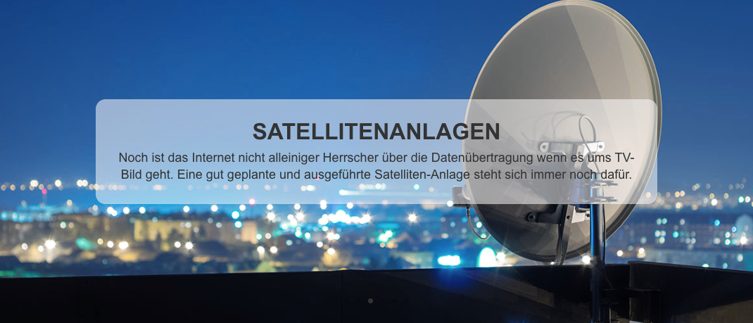 Eine Satellitenschüssel auf einem Dach, im Hintergrund eine nächtliche Stadtsilhouette. Der Bildtext lautet: 'SATELLITENANLAGEN.' Das Internet ist nicht der einzige Herr über die Datenübertragung, wenn es um TV-Bilder geht. Eine gut geplante und ausgeführte Satelliten-Anlage steht sich immer noch.