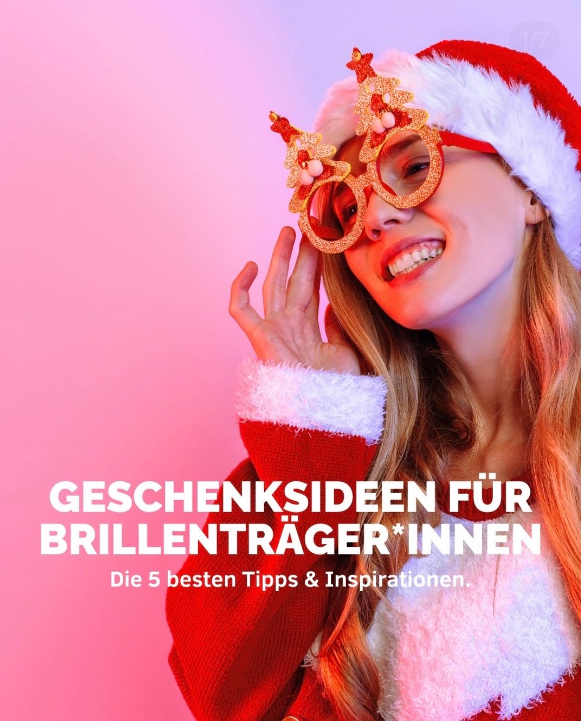 Eine Frau in einer Weihnachtsmütze und Brille lächelt und hält eine Hand an ihre Stirn. Das Bild hat einen rosa Hintergrund mit Text, der 'GESCHENKSIEDEN FÜR BRILLENTRÄGER*INNEN' und 'Die 5 besten Tipps & Inspirationen' lautet.