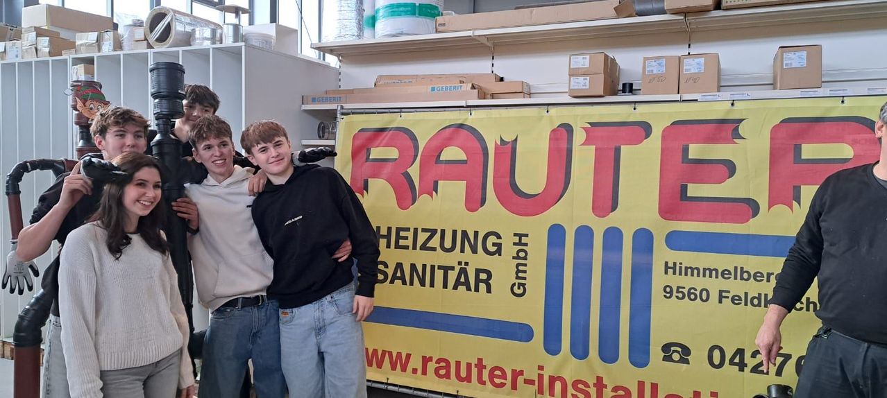 Bild enthält, People, Person, Adult, Female, Woman, Male, Man, Glove, Jeans, Groupshot