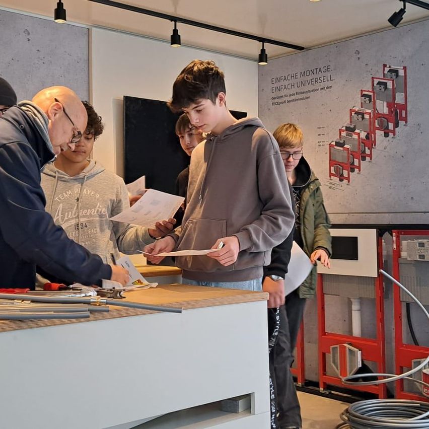 Bild enthält, Adult, Male, Man, Person, Transportation, Vehicle, Truck