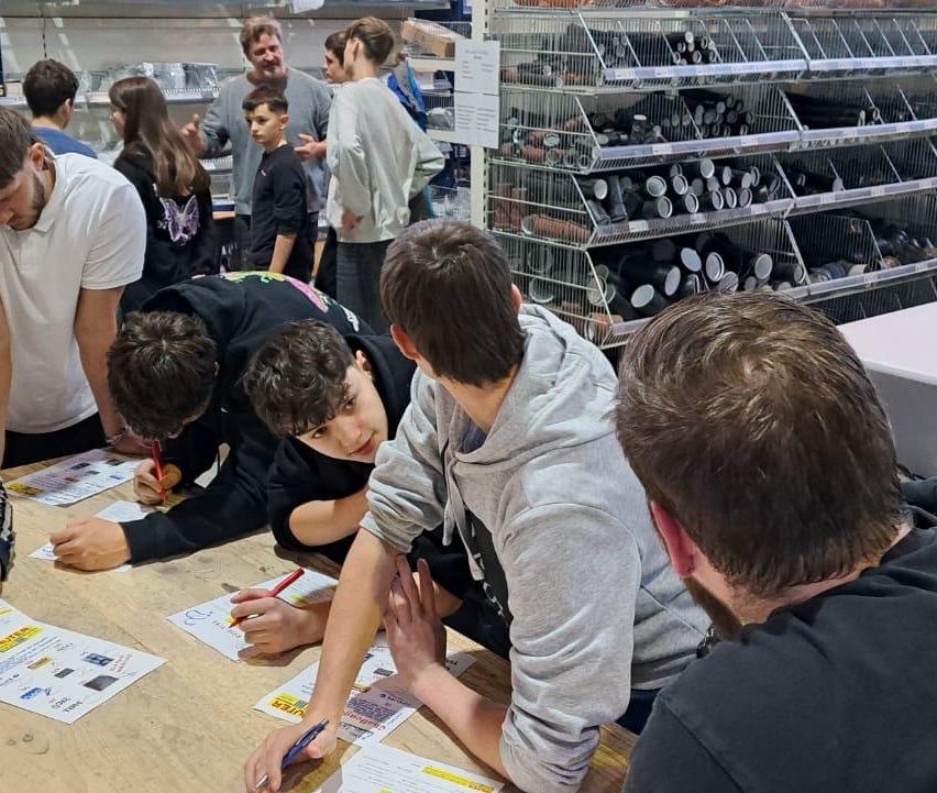 Bild enthält, Person, Adult, Male, Man, Indoors, Shop, Head, Face, Market, Text