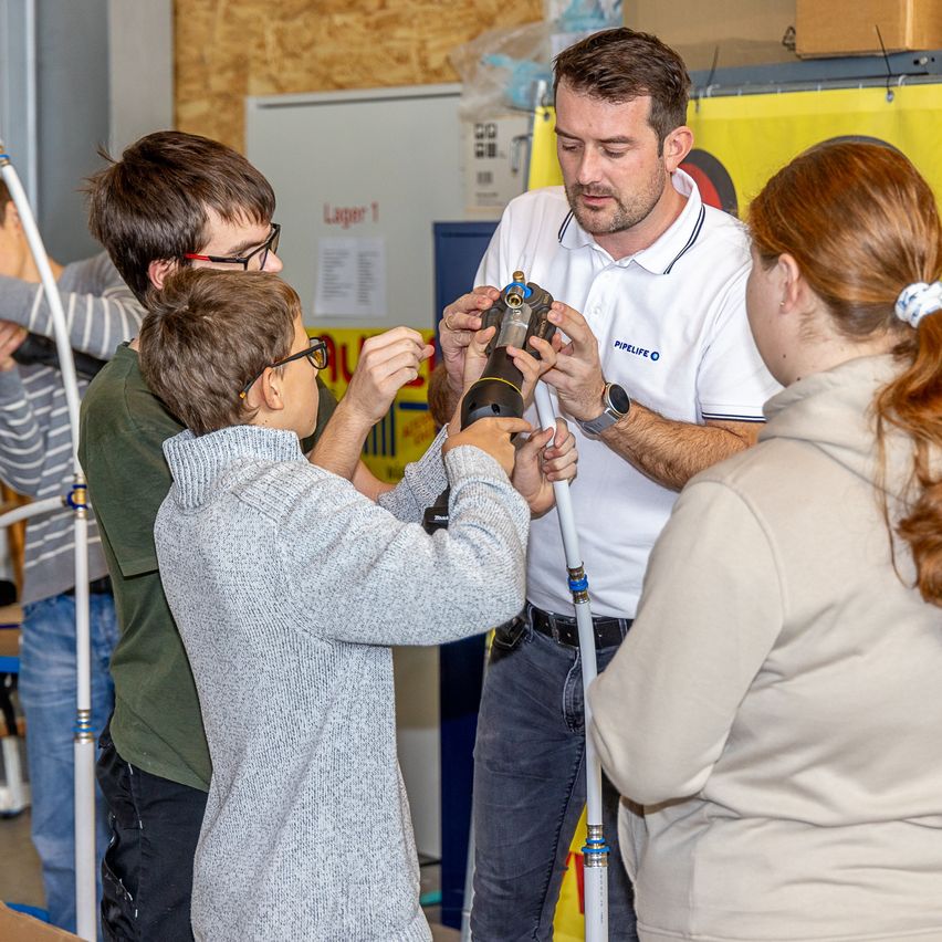Bild enthält, Adult, Female, Person, Woman, Male, Man, Jeans, Face, Head, Glasses