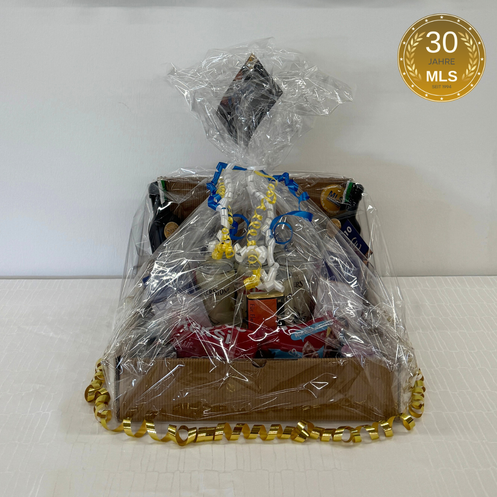 Bild enthält, Birthday Cake, Cake, Cream, Dessert, Food, Bag, Handbag, Sweets