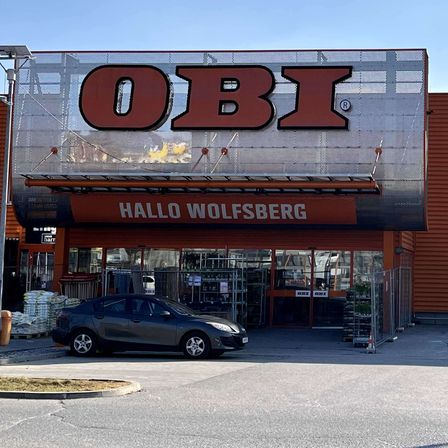 Bild enthält, Car, Vehicle, Advertisement, Machine, Wheel, Urban, Architecture, Building, Bench, Furniture