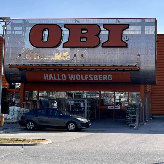 Bild enthält, Car, Vehicle, Advertisement, Machine, Wheel, Urban, Architecture, Building, Bench, Furniture