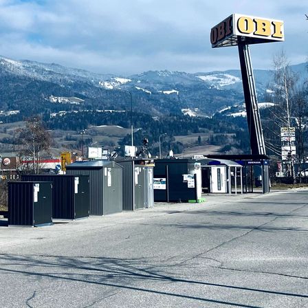 Bild enthält, City, Urban, Cityscape, Road, Street, Terminal, Gate, Outdoors, Car, Vehicle