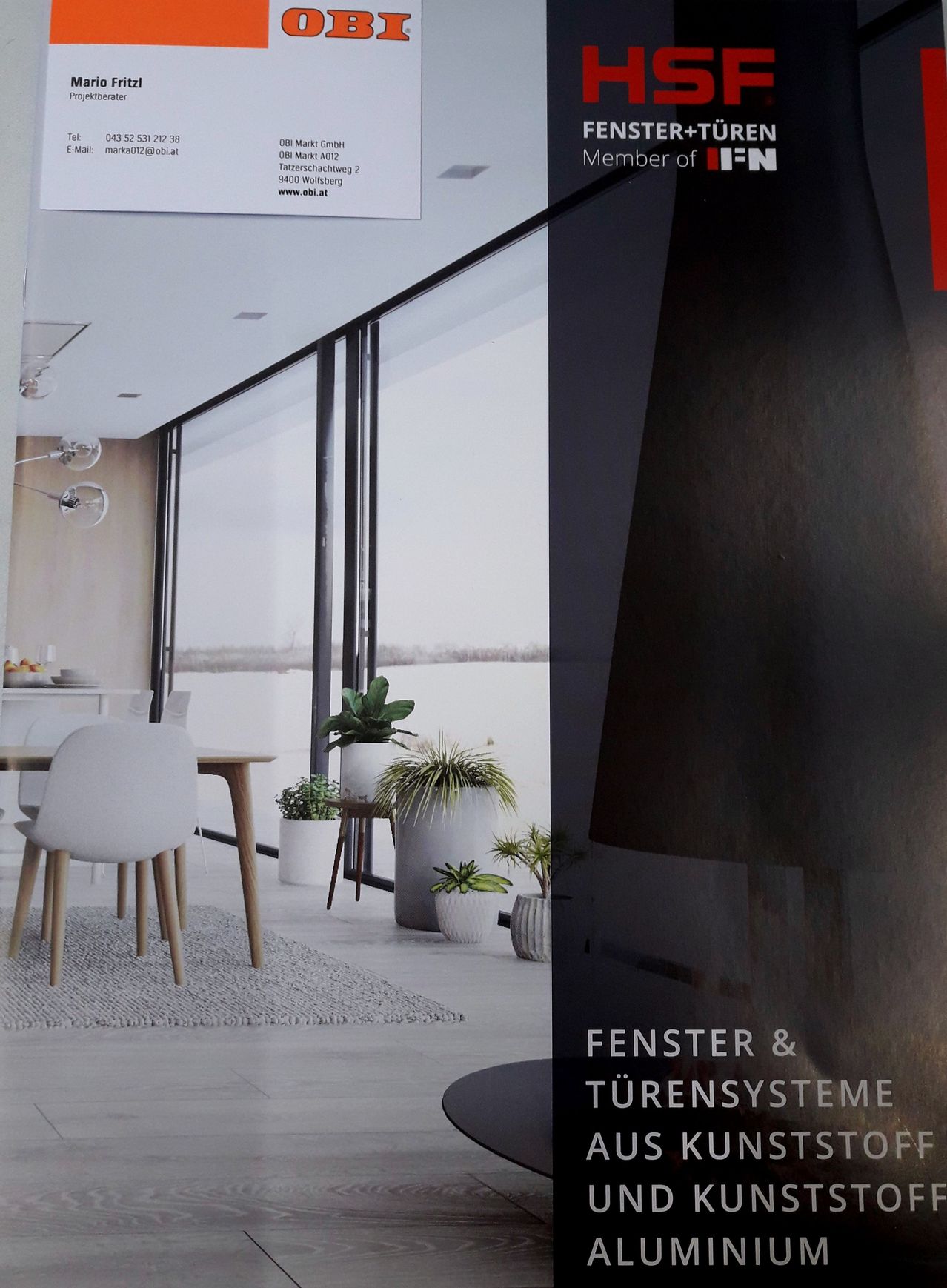 Bild enthält, Interior Design, Floor, Flooring, Plant, Advertisement, Chair, Furniture, Dining Table, Table, Poster