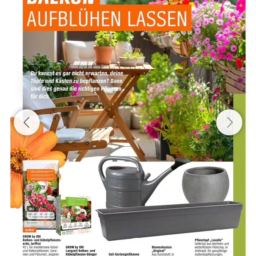 Eine Werbung für einen Pflanzentopf und einen Gießkanne mit verschiedenen Blumen. Der Text auf dem oberen Teil des Bildes lautet 'Lassen Sie Ihren Balkon blühen'. Das Bild zeigt auch einen Tisch mit Stühlen und Pflanzen auf der linken Seite und eine Vase mit Blumen auf der rechten Seite.