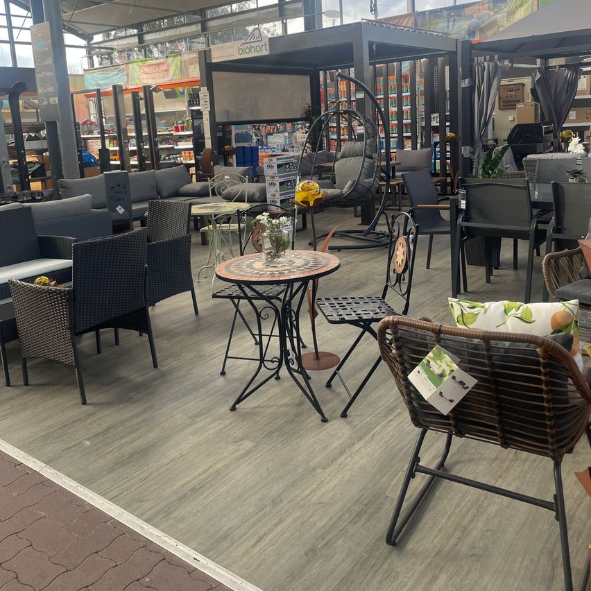 Bild enthält, Indoors, Furniture, Lounge, Cafe, Restaurant, Floor, Chair, Desk, Cafeteria, Shop