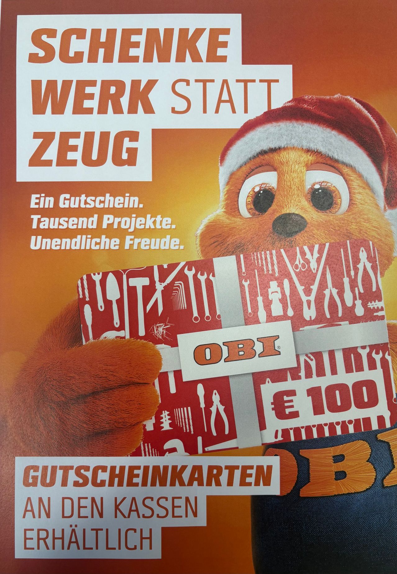 Eine Comic-Figur mit Weihnachtsmütze hält eine Geschenkbox mit Werkzeugen. Die Box hat ein Etikett mit dem Wort Obi und dem Preis von 100 Euro. Der Hintergrund ist orange mit weißem Text, der Werk Statt Zeug lautet.